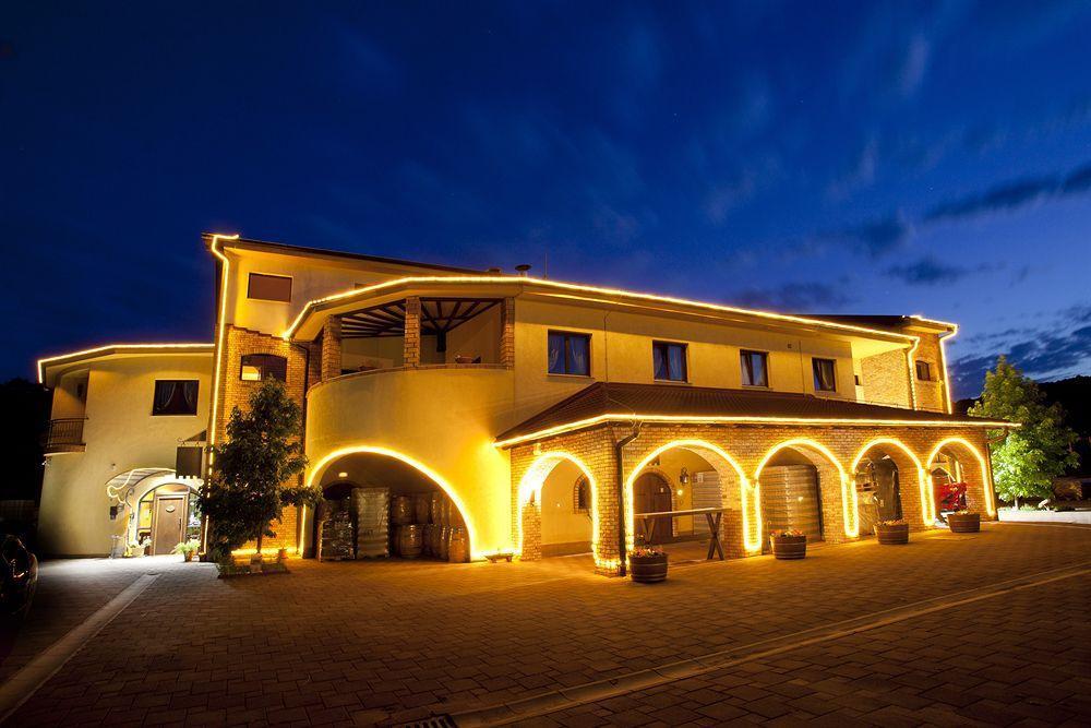Stupnicki Dvori Winery Hotel Brodski Stupnik Экстерьер фото
